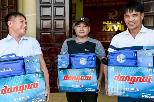 Chung tay cùng ngư dân thắp sáng đèn trên biển