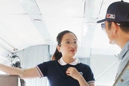 Vợ MC của NSƯT Quốc Cơ tác nghiệp trên trực thăng không quân