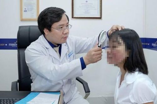 Mặt sưng đỏ, nổi mụn nước sau khi dùng kem trị mụn trên TikTok