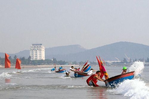 Lễ hội đua thuyền mủng Cửa Lò diễn ra vào sáng 19/4