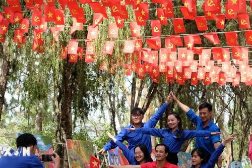 Không khí cờ hoa rực rỡ lan tỏa tình yêu Tổ quốc ở Đà Lạt