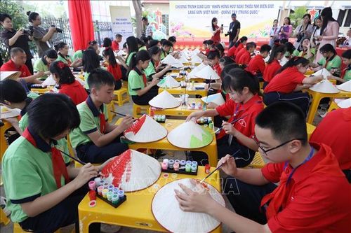 Giao lưu 'Khăn hồng hữu nghị' thiếu nhi biên giới