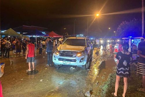 Tài xế say xỉn lái xe bán tải lao vào đám đông dự Songkran, 12 người bị thương