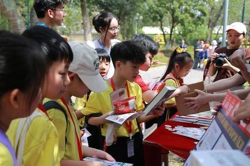 Học sinh tiểu học trải nghiệm bộ mô hình lắp ráp di tích Hoàng thành Thăng Long