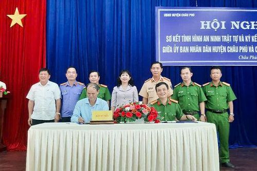 Sơ kết công tác an ninh trật tự và ký kết kế hoạch phối hợp đảm bảo an ninh trật tự tại huyện Châu Phú