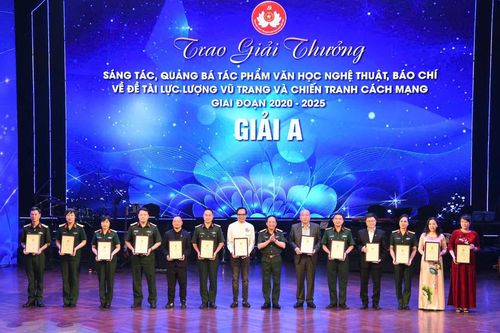 Trao 208 giải thưởng về đề tài lực lượng vũ trang và chiến tranh cách mạng