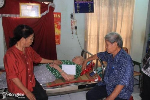 Thăm, tặng quà tri ân cựu tù Côn Đảo