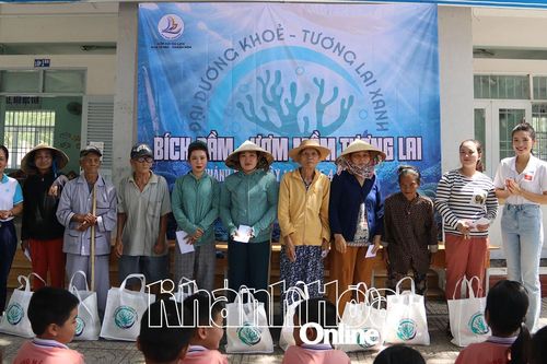 Tặng 95 suất quà cho người dân, học sinh ở Tổ dân phố Bích Đầm