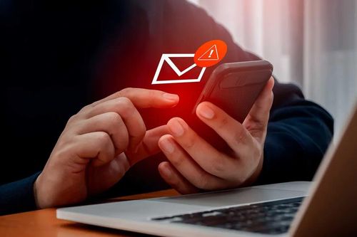 Vì sao người dùng không nên xóa email rác?