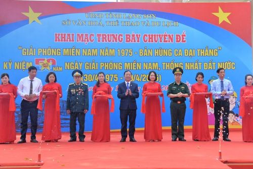 Khai mạc triển lãm chuyên đề 'Giải phóng miền Nam năm 1975 - Bản hùng ca đại thắng'