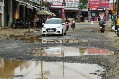 Bảo Lâm: Nguy hiểm vì ngã ba đầy 'ổ voi', 'ổ gà'