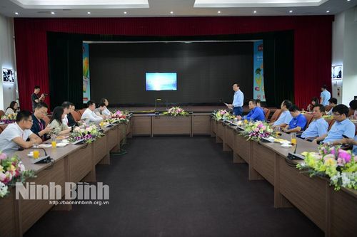Đoàn đại biểu thanh niên Trung Quốc tham quan, tìm hiểu hoạt động sản xuất, kinh doanh tại Công ty cổ phần TPXK Đồng Giao