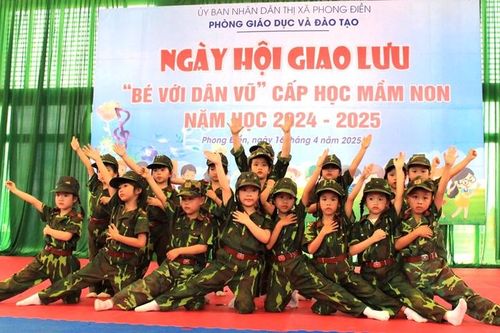 Sôi động Ngày hội Giao lưu 'Bé với dân vũ'