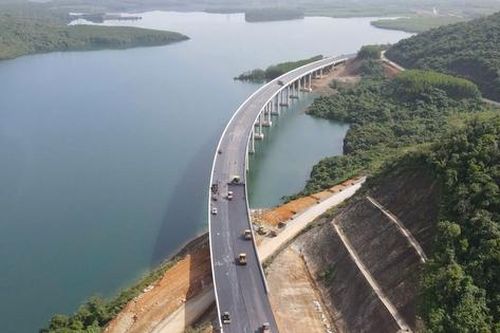 Cao tốc Vũng Áng - Bùng: Nhiều cầu vượt hồ Kim Sơn bứt tốc về đích