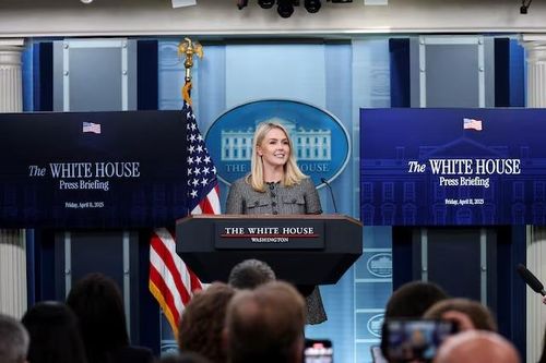 Reuters và Bloomberg không còn nằm trong nhóm thường trực đưa tin về ông Trump