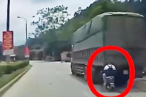 Bản tin TNGT 16/4: Cảnh báo từ vụ nam sinh lao thẳng xe điện vào ô tô tải