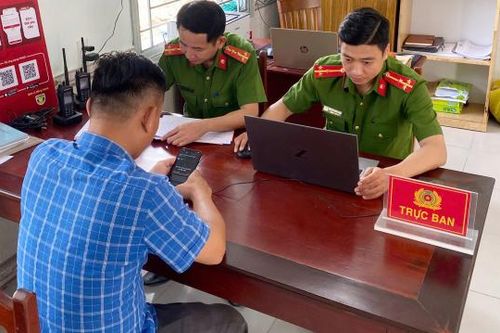 Công an phường giúp người dân nhận lại hơn 400 triệu đồng chuyển khoản nhầm