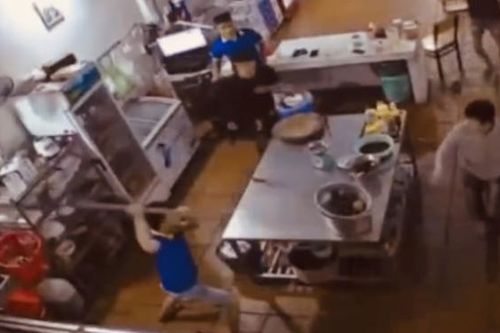 Bênh vực bạn gái, 3 đối tượng đâm tử vong nhân viên quán lẩu dê