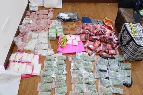 Người phụ nữ bị bắt cùng 24,8kg ma túy và 1 khẩu súng