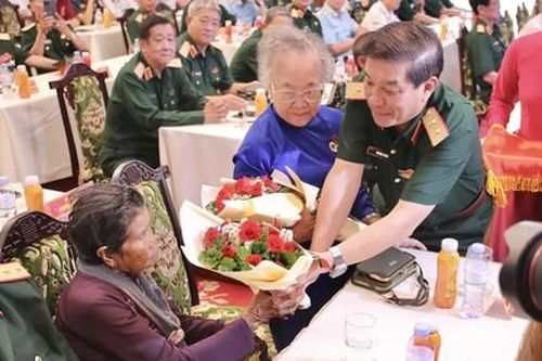 Xúc động, tự hào chương trình gặp mặt, giao lưu '50 năm toàn thắng về ta'