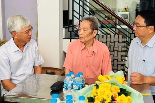 Lãnh đạo TPHCM thăm hỏi những người trực tiếp làm nên Đại thắng mùa Xuân 1975