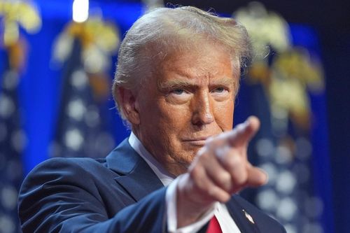 Ông Trump kí lệnh chấn chỉnh mua sắm chính phủ, dừng phúc lợi người bất hợp pháp