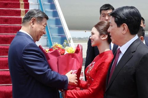 Nữ sinh vinh dự tặng hoa Tổng Bí thư, Chủ tịch Trung Quốc Tập Cận Bình là ai?