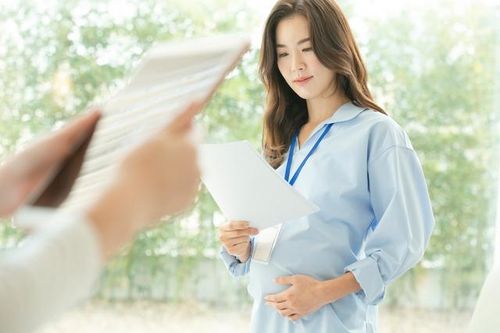 Vô tình gặp lại mẹ chồng cũ sau 5 năm, nhìn bụng bầu nhô ra của tôi mà bà loạng choạng muốn té ngã