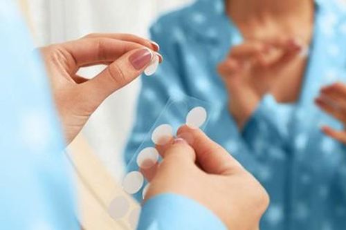 Cách dùng miếng dán trị mụn trứng cá