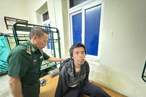 Biên phòng cửa khẩu Móng Cái cứu công dân Trung Quốc bị nước cuốn