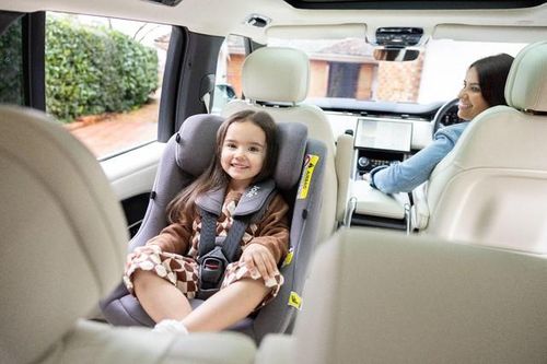 Trẻ em dưới 10 tuổi không được ngồi cùng hàng ghế với người lái xe