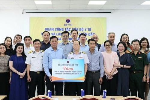 Đoàn công tác Bộ Y tế trao quà quân, dân quần đảo Trường Sa và Nhà giàn DK-1
