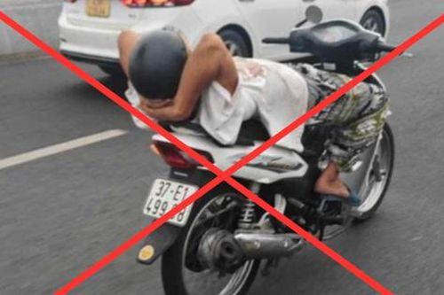Người đàn ông điều khiển xe máy buông 2 tay, nằm dài trên yên có tiền sử tâm thần