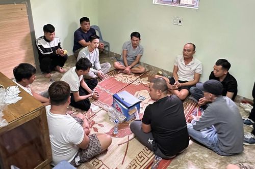 Bắt quả tang nhóm đối tượng đang đánh bạc dưới hình thức chơi 'lốc' và 'ba cây'
