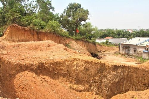 Quảng Nam: Khai thác đất trái phép ở đồi Bồ Bồ