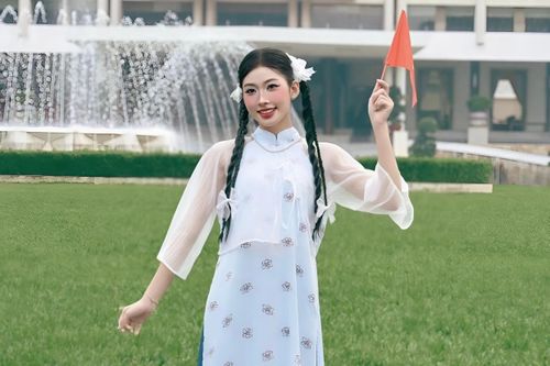 Giới trẻ TP.HCM dậy từ 5h sáng, tự hào check-in loạt điểm 'hot' 30/4