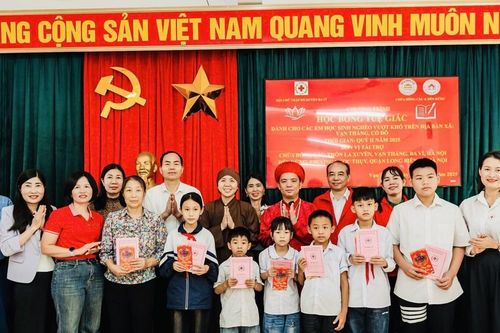 Đền Rừng trao tặng học bổng Tuệ Giác và 548 suất cơm giữa lòng Ba Vì