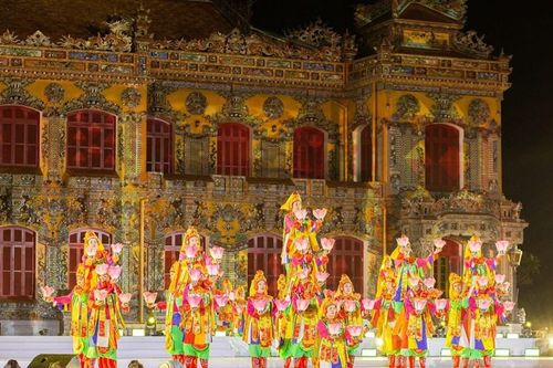 Phát huy bản sắc văn hóa để phát triển du lịch Huế bền vững