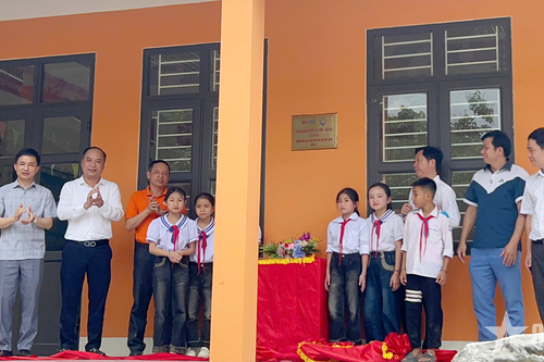 Hỗ trợ thư viện cho trẻ em khó khăn huyện Tương Dương, tỉnh Nghệ An