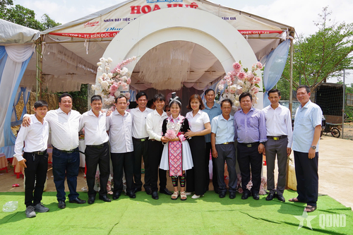 Thiệp hồng đóng dấu đỏ