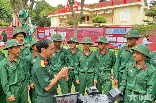 Gia Lai: Triển lãm tài liệu lưu trữ kết hợp trao trả hồ sơ cán bộ đi B