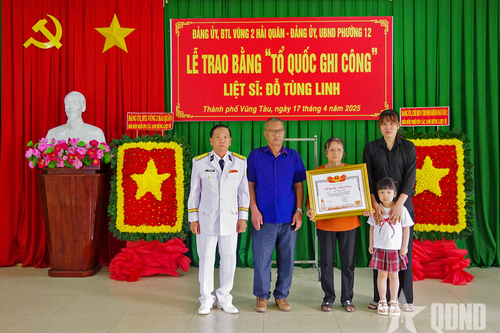 Trao bằng 'Tổ quốc ghi công' cho thân nhân liệt sĩ Đỗ Tùng Linh