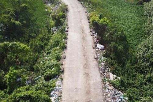 Gia cố đê bằng... rác!