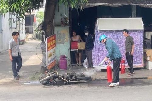 Chiến sĩ Công an kịp thời dập tắt vụ cháy xe
