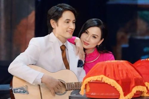 'Ca sĩ Việt giàu nhất thế giới' gây xúc động khi tái hiện chuyện tình của cha mẹ mình bằng nhạc kịch