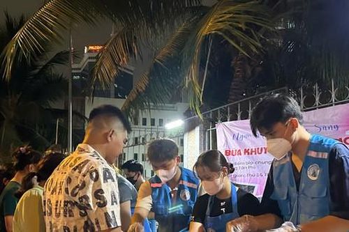 Ấm lòng những 'suất ăn 0 đồng' của những bạn trẻ Sài Gòn