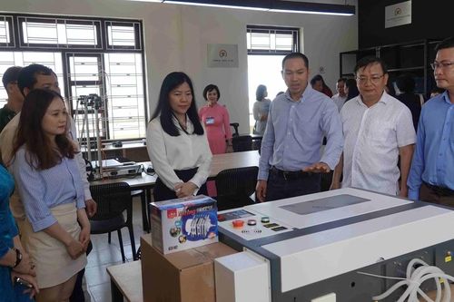 Tặng máy tính và không gian sáng chế cho học sinh Đà Nẵng