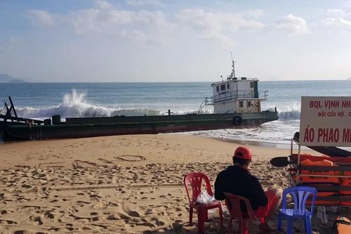 Nha Trang sẽ trục vớt sà lan chìm tại bãi biển trong vòng 20 ngày