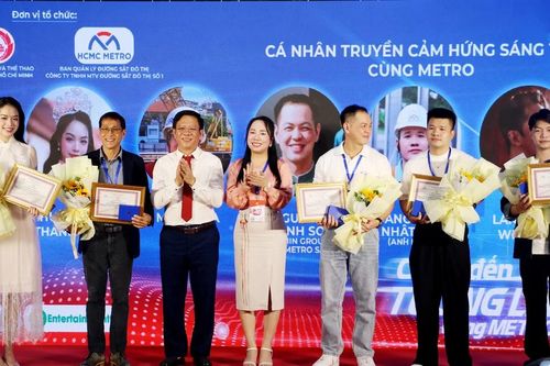 Trao giải 'Chạm đến tương lai cùng Metro'