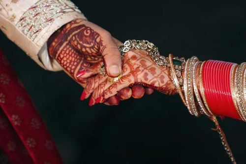 Chú rể bỏ trốn cùng mẹ vợ tương lai ngay trước lễ cưới